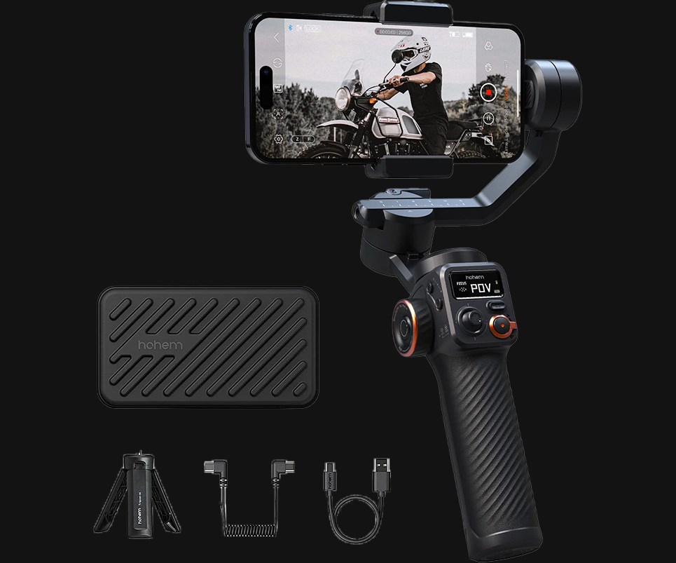 Celular montado en un estabilizador grabando a una persona con casco sobre una motocicleta.