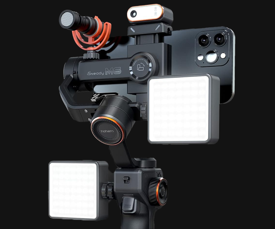 Persona grabándose con un celular montado en gimbal y luz LED encendida.