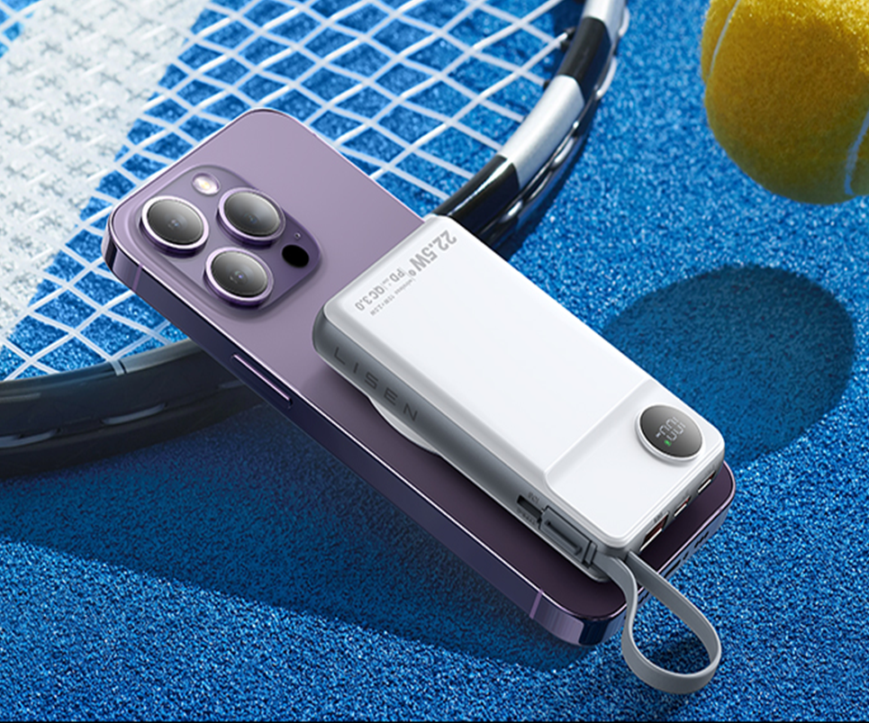 Power bank MagSafe LISEN acoplada a un iPhone sobre fondo azul con accesorios deportivos.