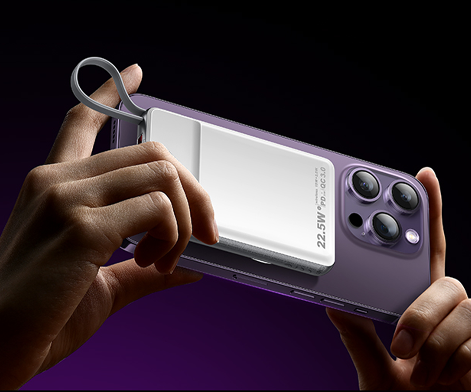 Power bank MagSafe LISEN de 10.000 mAh adherido magnéticamente a la parte trasera de un iPhone morado, mostrando su sujeción firme