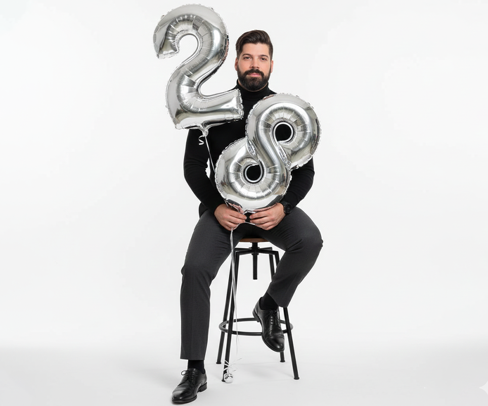 Prompts para crear fotos de cumpleaños - Prompt para fotos de cumpleaños - Hombre con globos