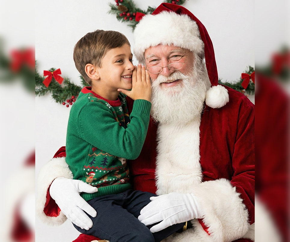 Prompts para fotos navideñas con Santa – Niño susurrando al oído de Santa