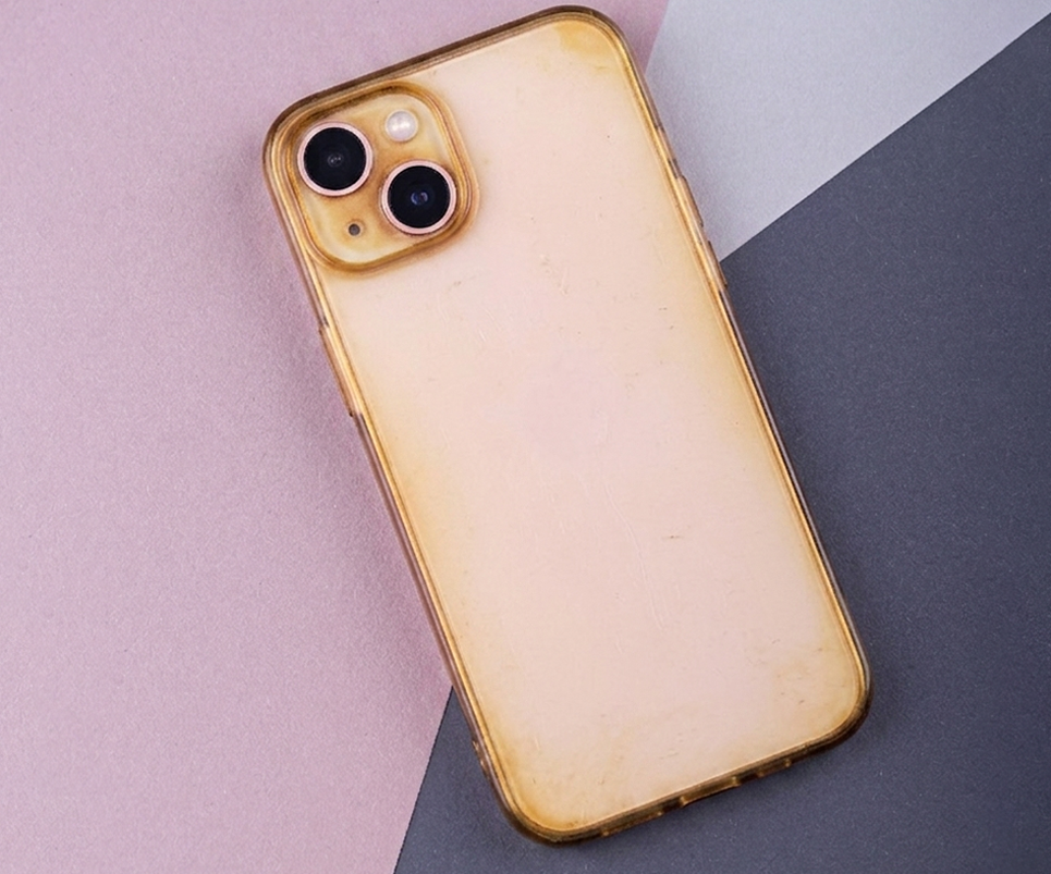 Por qué tu funda de iPhone se vuelve amarilla