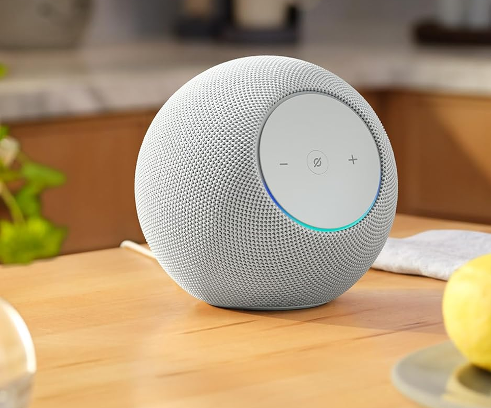 Mejores dispositivos para el hogar inteligente en 2026 - Amazon Echo Studio (2025)
