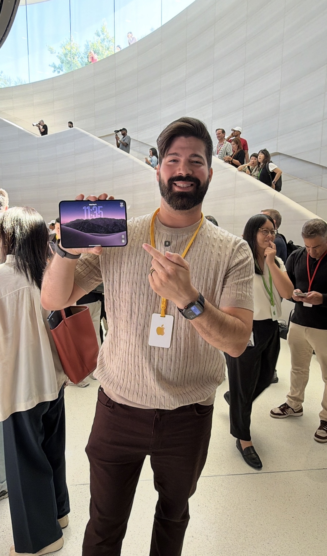 Mau Lozano sosteniendo el iPhone Duo durante su presentación en Apple Park