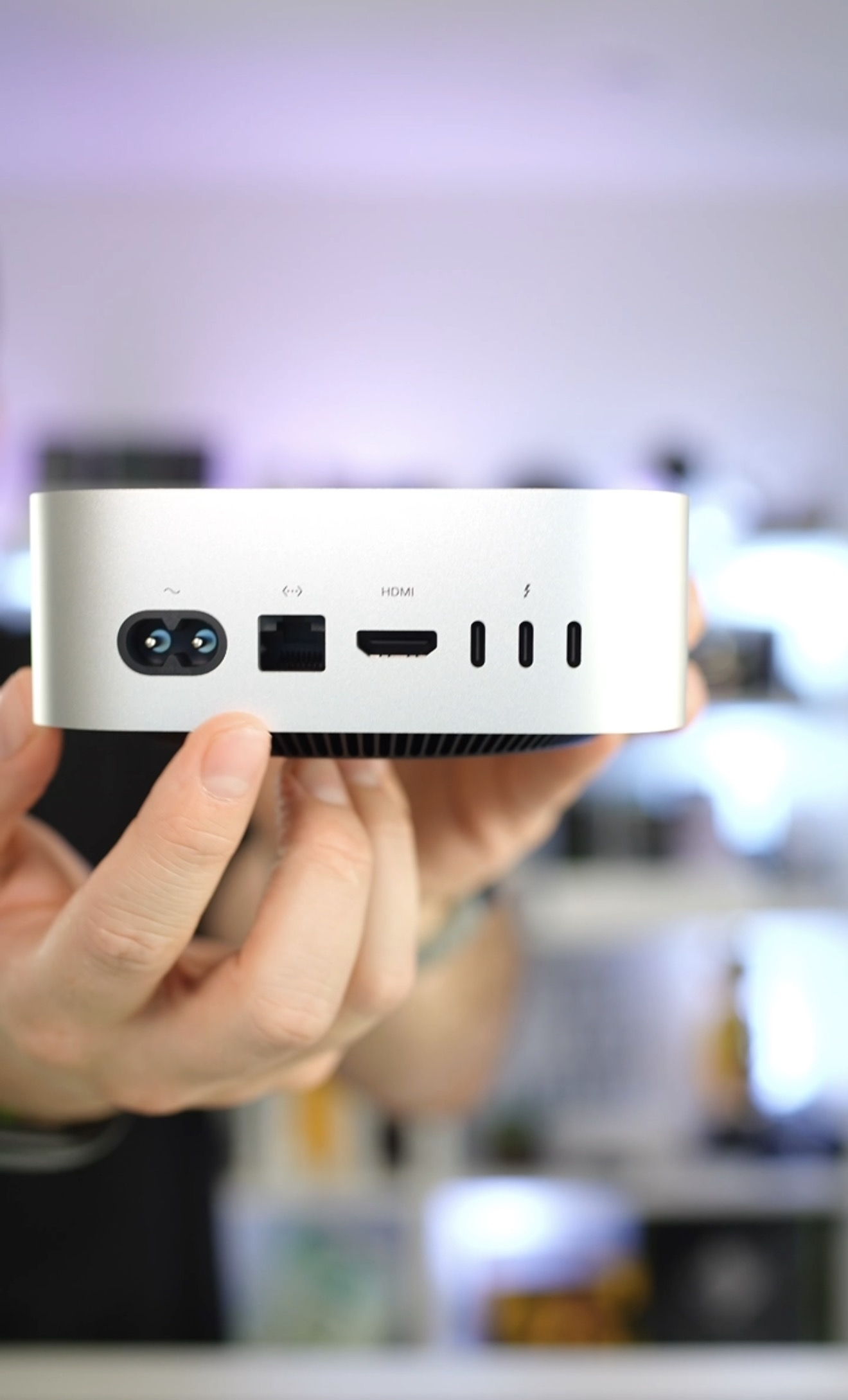 Detalle de alimentación, Ethernet, HDMI y tres puertos Thunderbolt en la parte trasera de la Mac mini