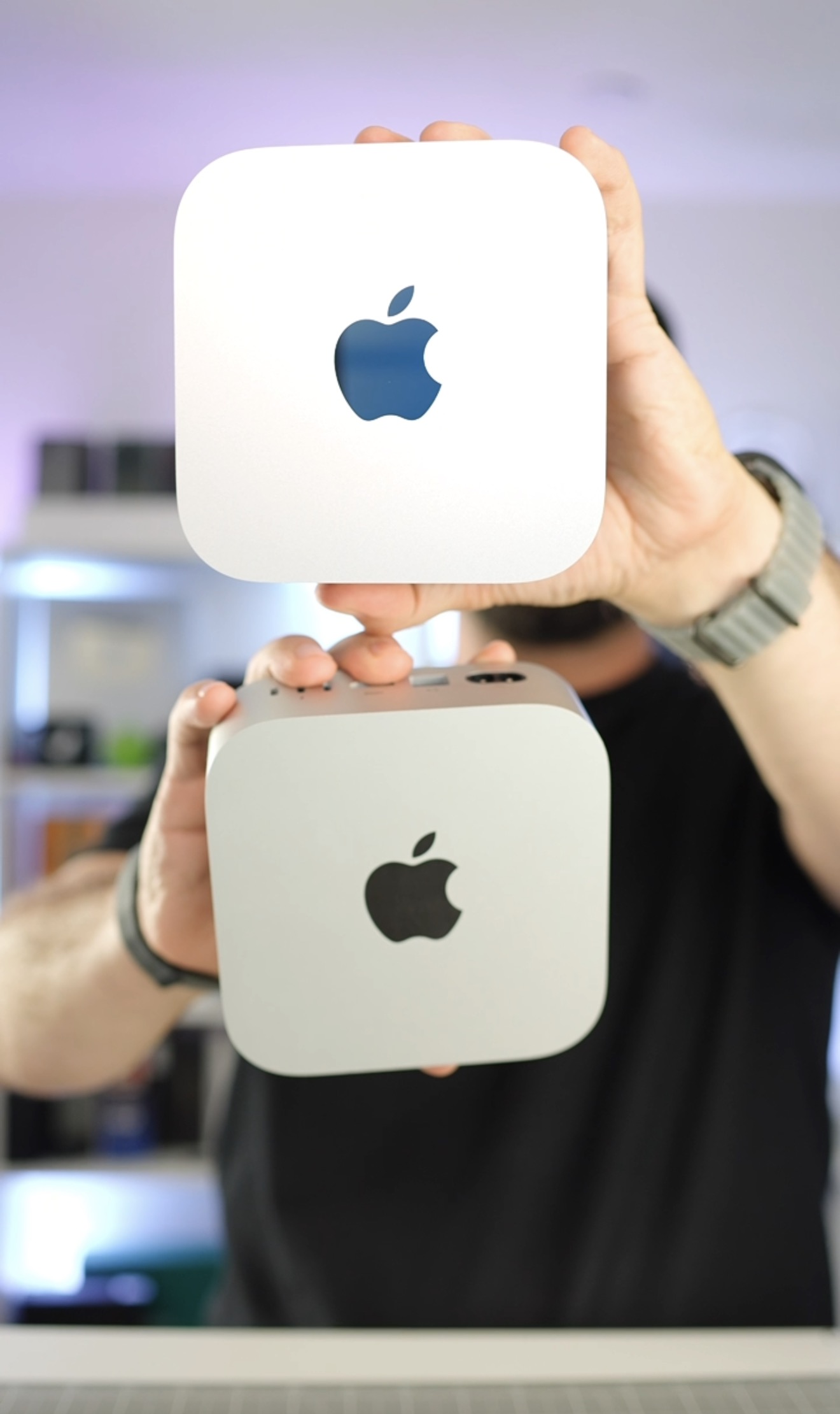 Mau sostiene dos Mac mini para comparar su tamaño y diseño