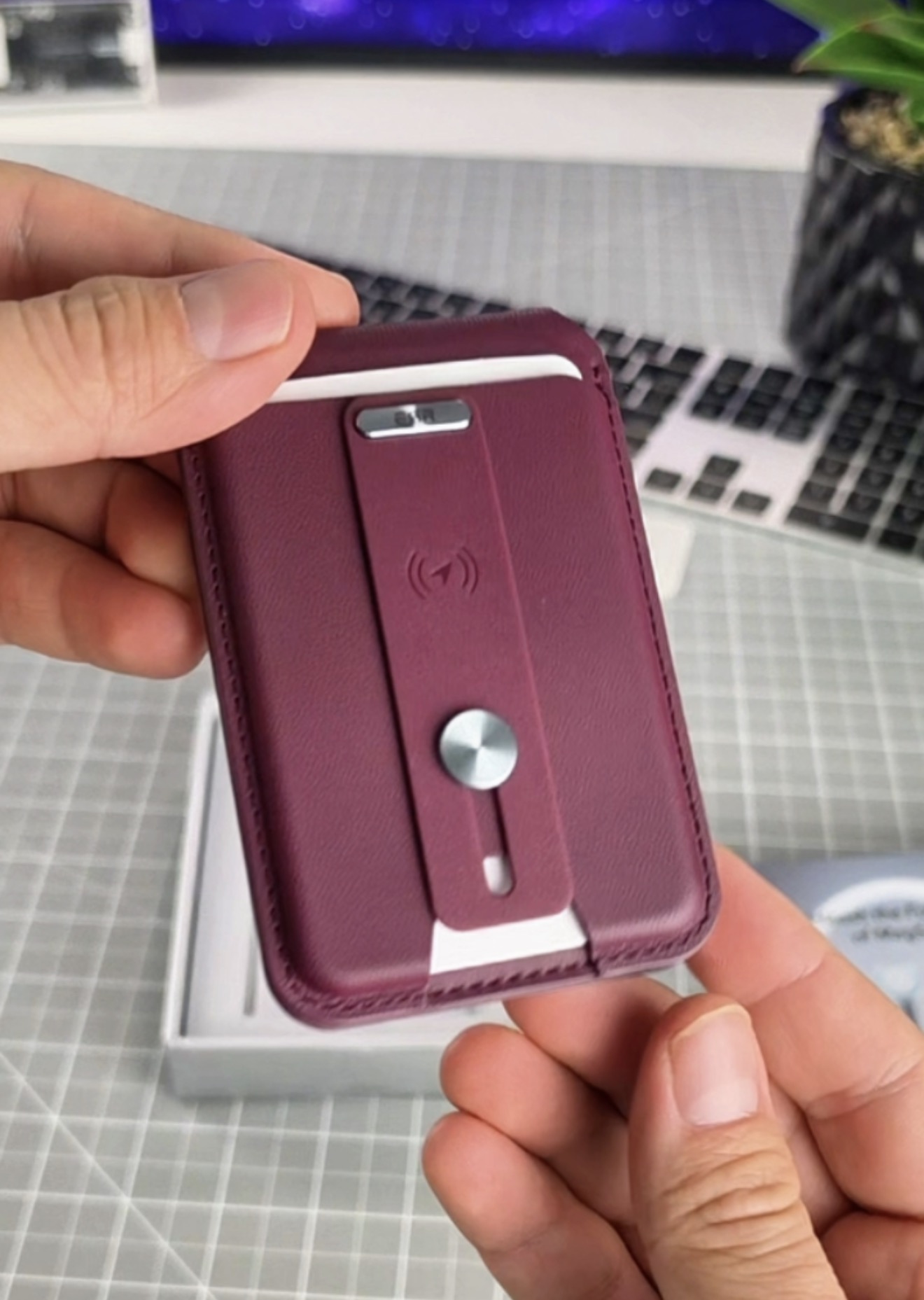 ESR Geo MagSafe Wallet en color Burgundy con ranura para tarjetas y grip plegable