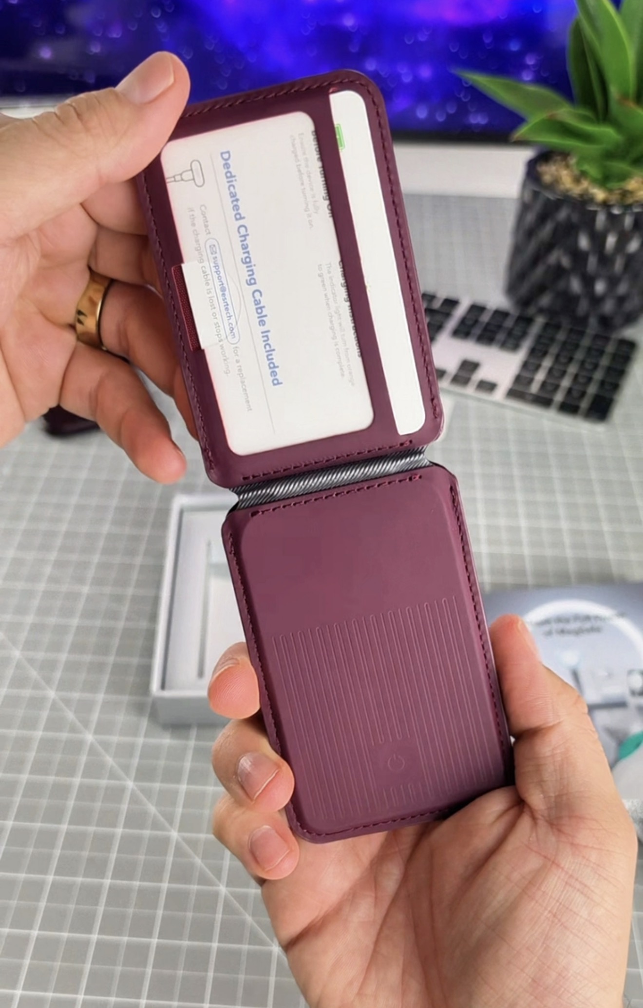 ESR Geo Magnetic Wallet abierta con tarjetas en sus compartimentos