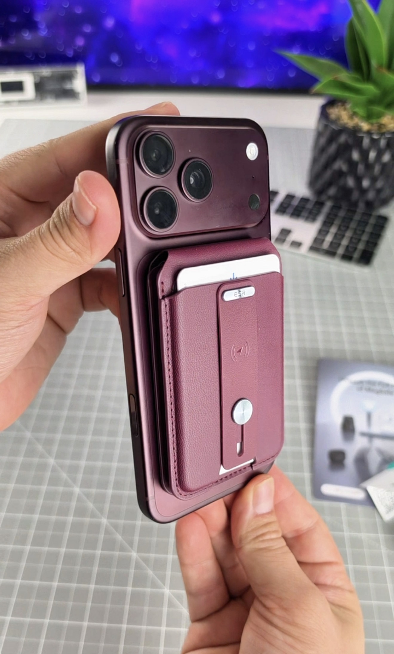 ESR Geo MagSafe Wallet Burgundy acoplada magnéticamente a un iPhone