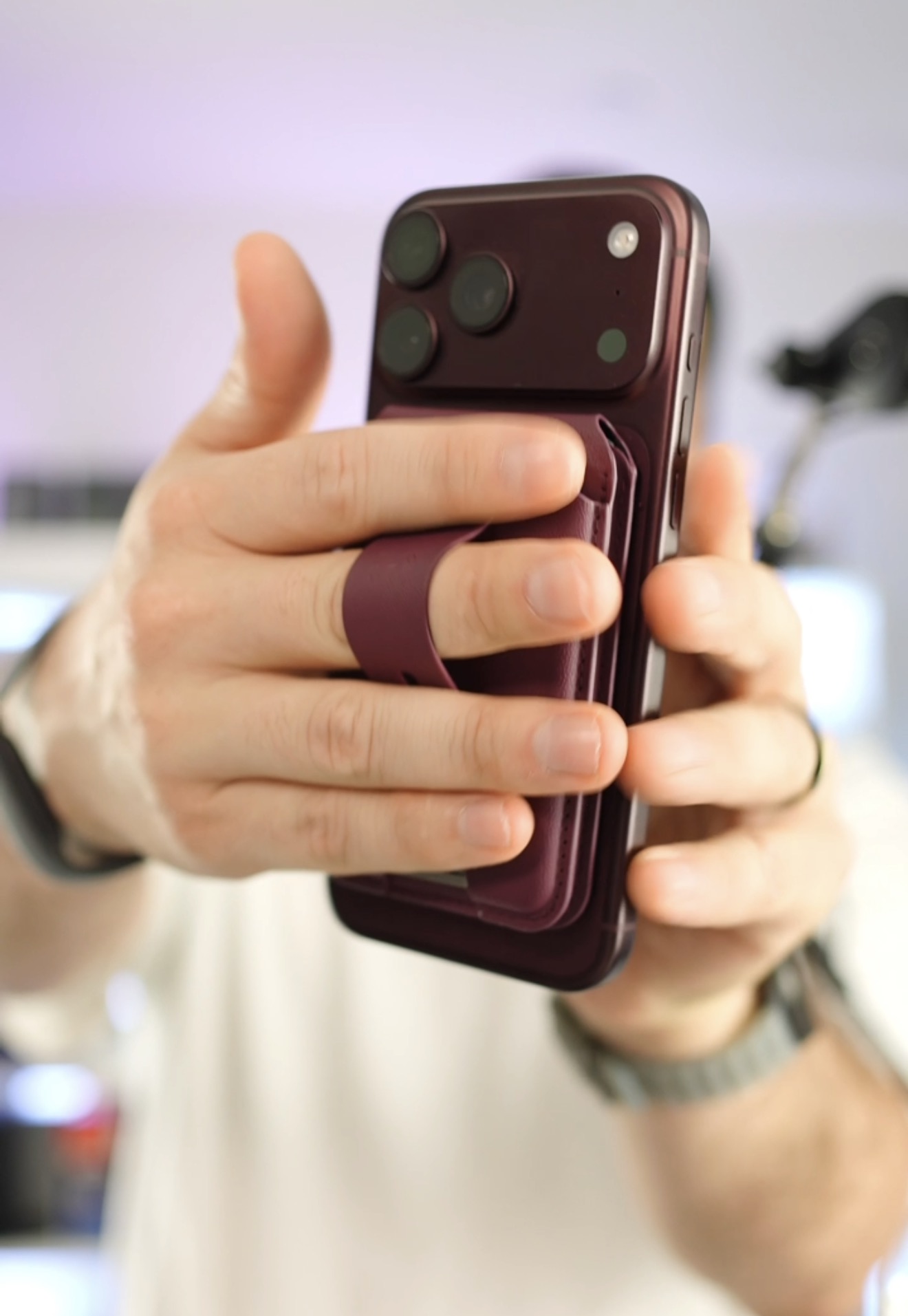 Grip plegable de la ESR Geo Wallet usado para sujetar el iPhone con una mano
