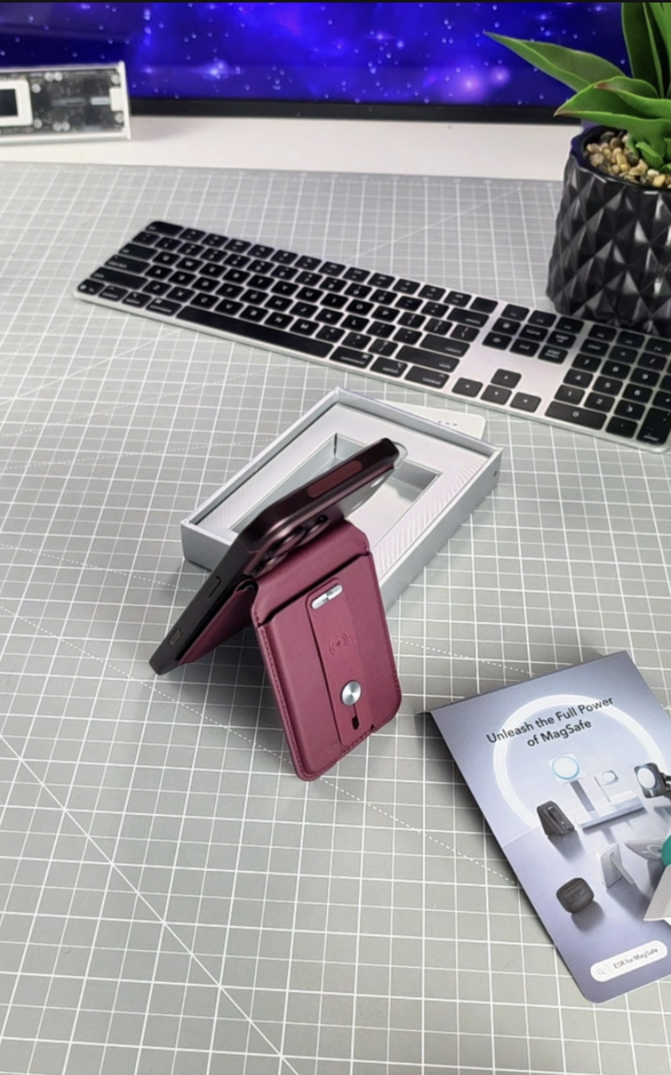 iPhone apoyado horizontalmente con la ESR Geo Magnetic Wallet Stand
