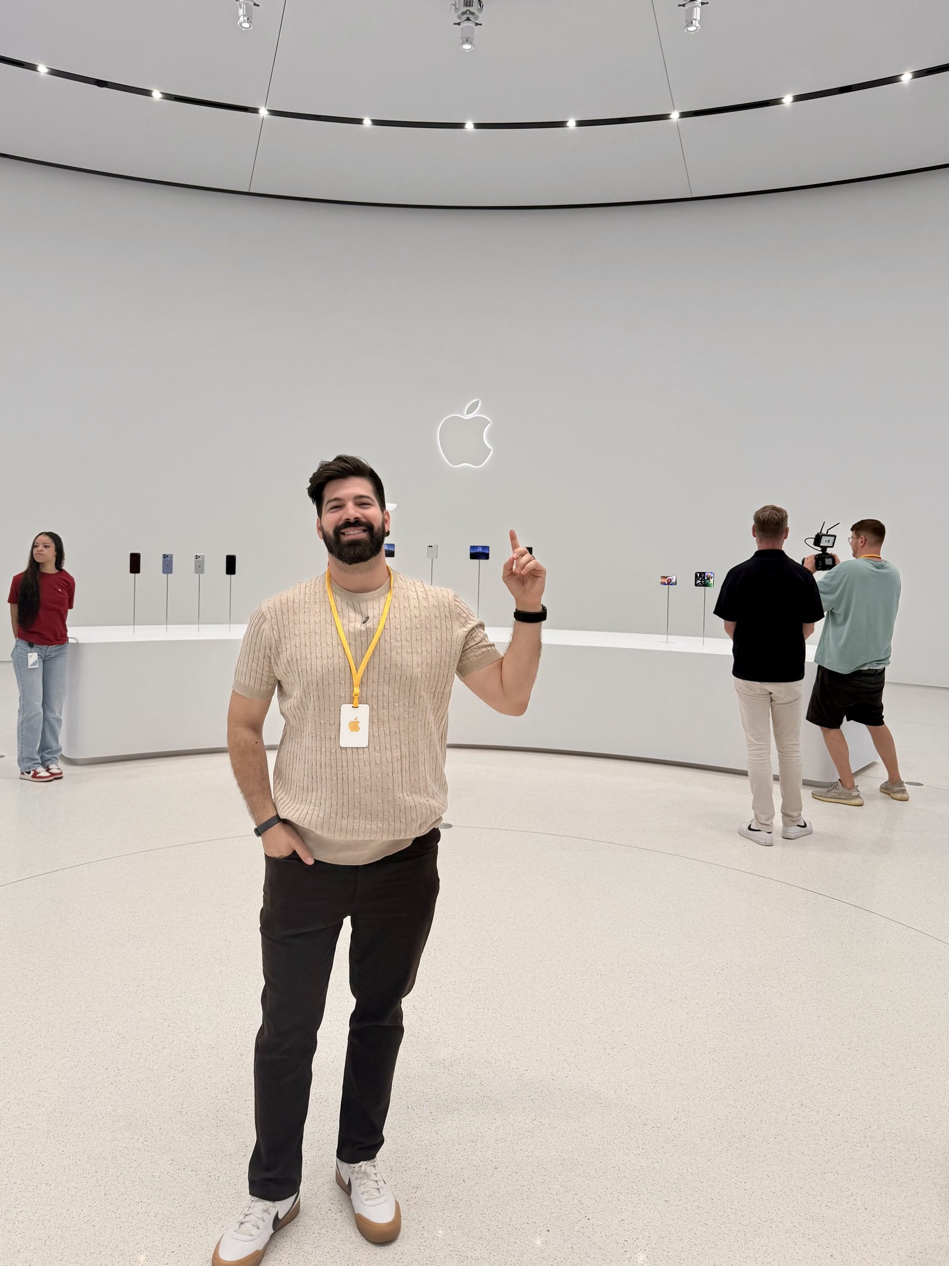 Mau Lozano probando el iPhone 18 Pro en el área de prensa de Apple Park