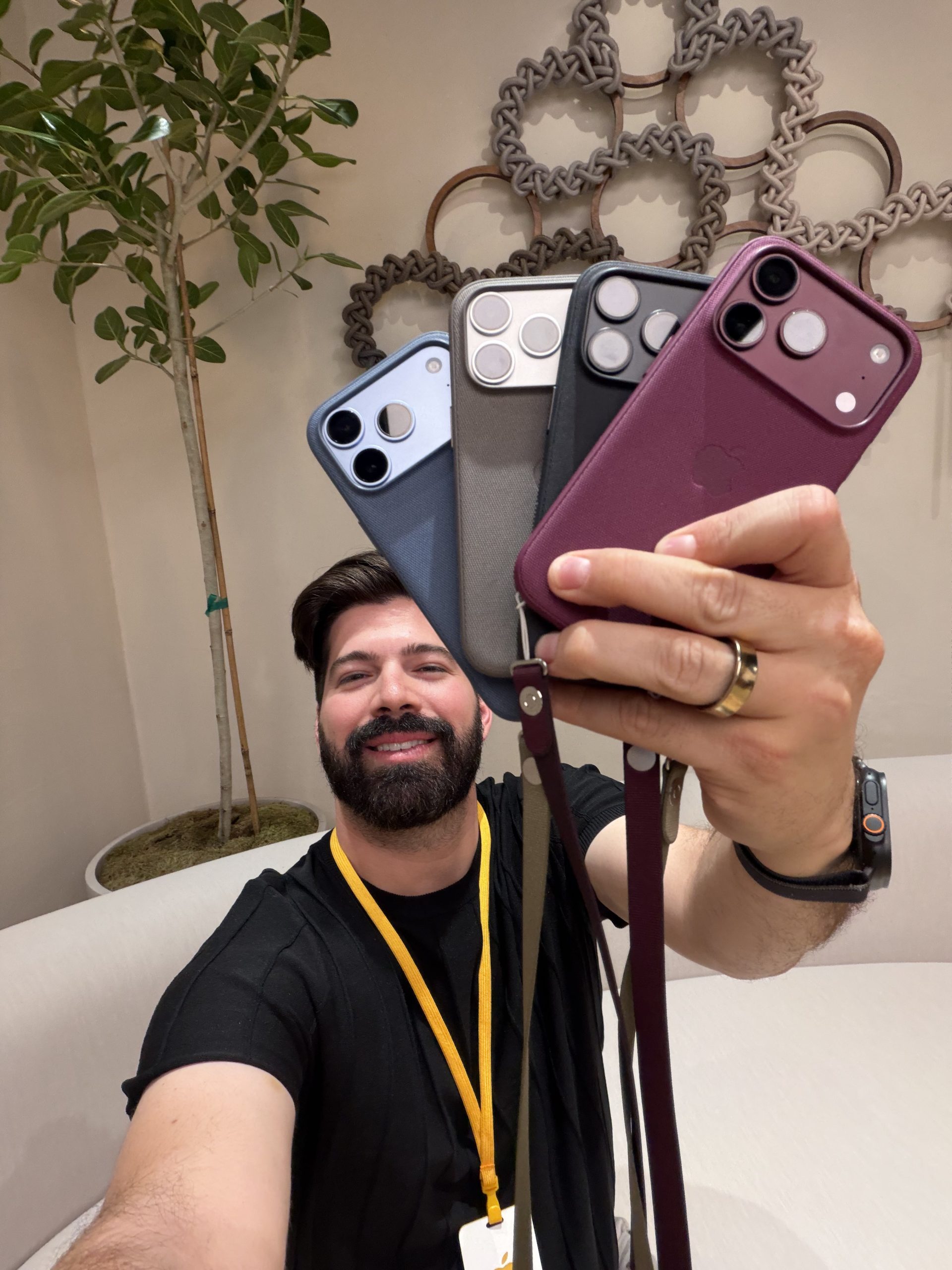 Mau Lozano mostrando los colores del iPhone 18 Pro