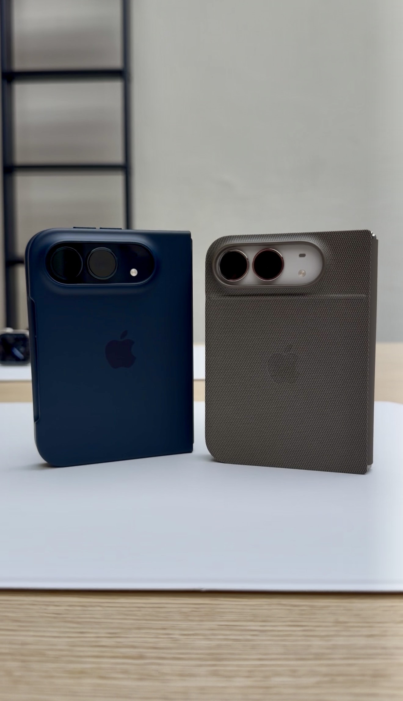 Dos acabados del iPhone Duo cerrados