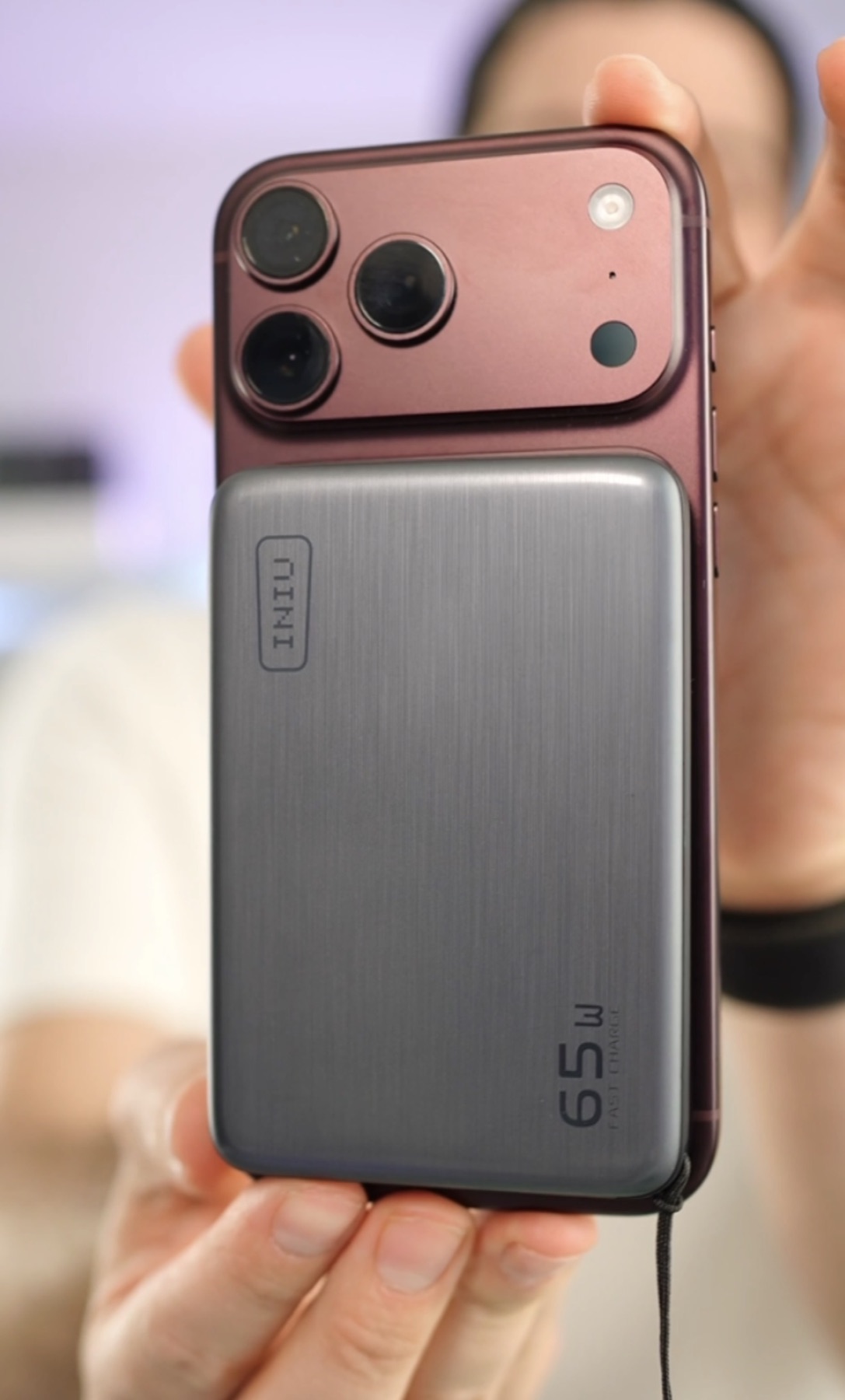 INIU SnapGo P791 colocada magnéticamente en un iPhone 18 Pro Max
