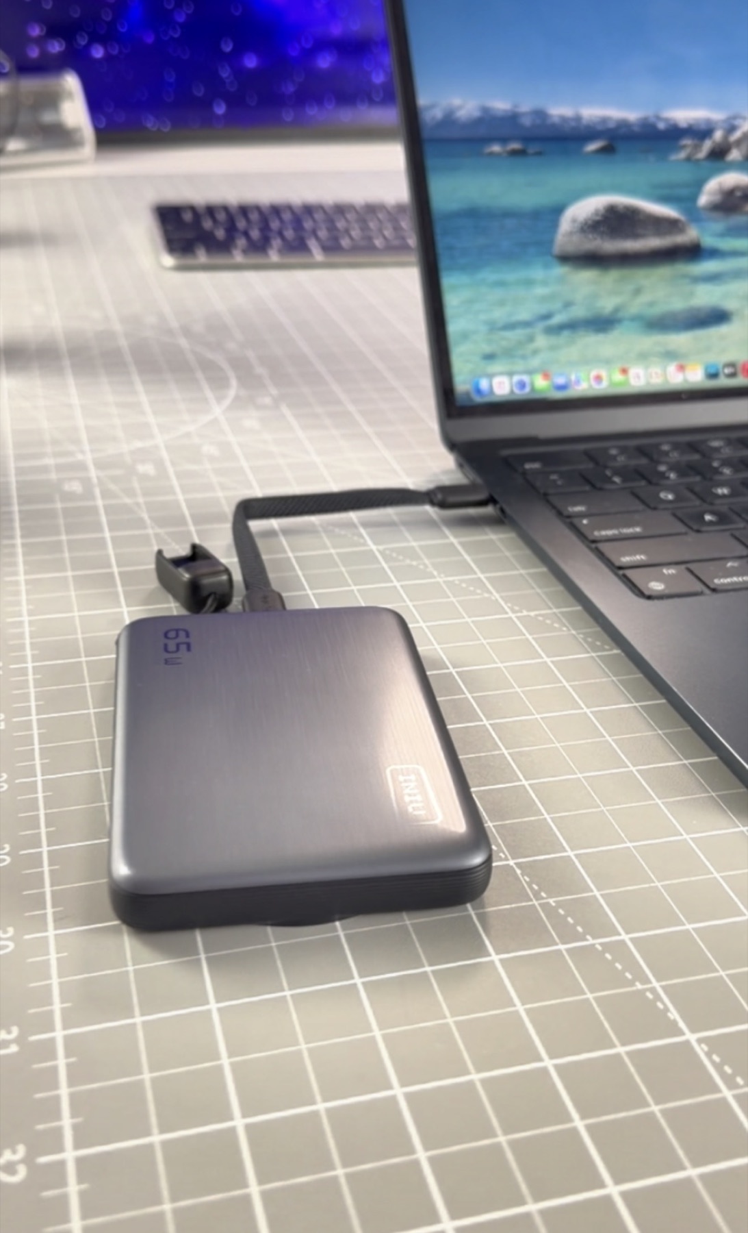 INIU SnapGo P791 cargando una MacBook por USB-C