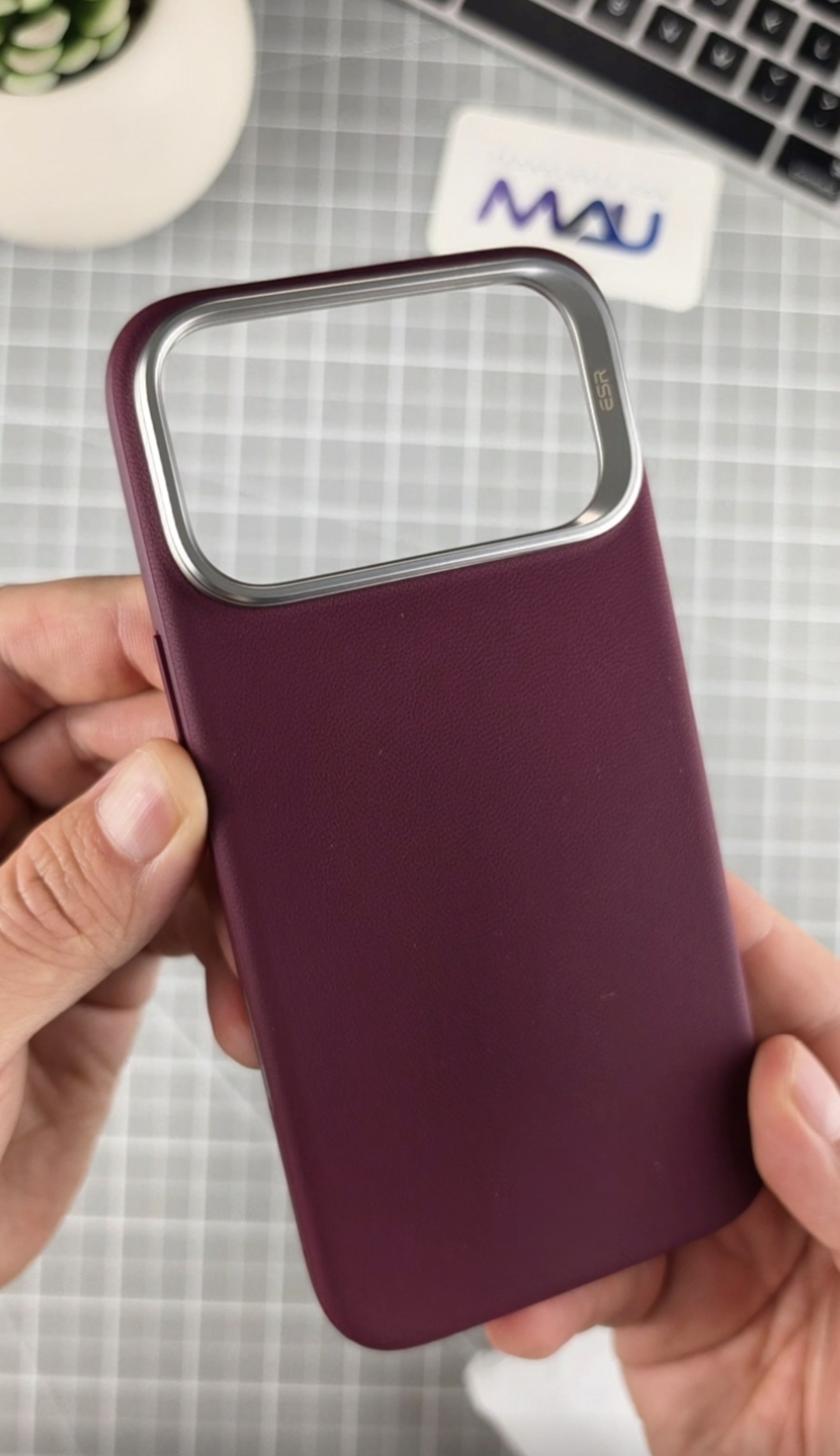Parte trasera del case ESR Atelier para iPhone Pro Max en color borgoña