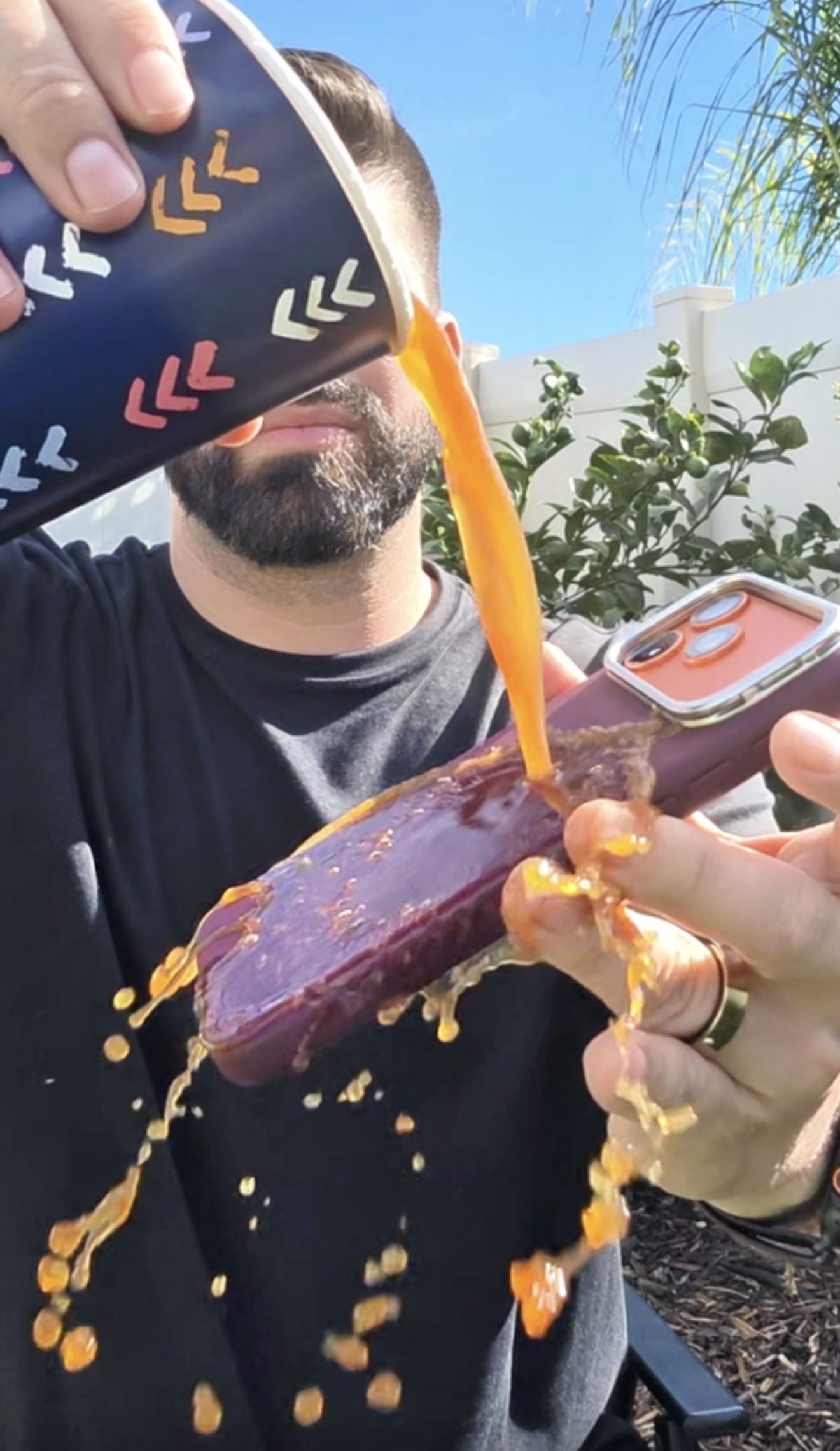 Prueba con líquido sobre el case ESR Atelier color borgoña