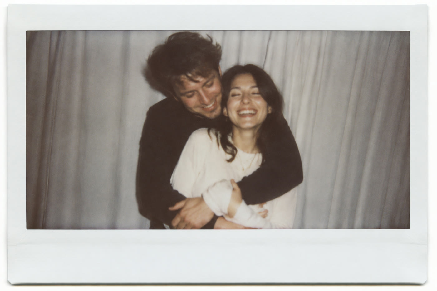 Pareja adulta abrazándose en una fotografía estilo Polaroid