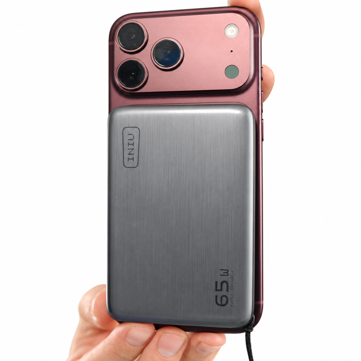 INIU SnapGo P791 powerbank magnética de 65W conectada a un iPhone sobre fondo blanco