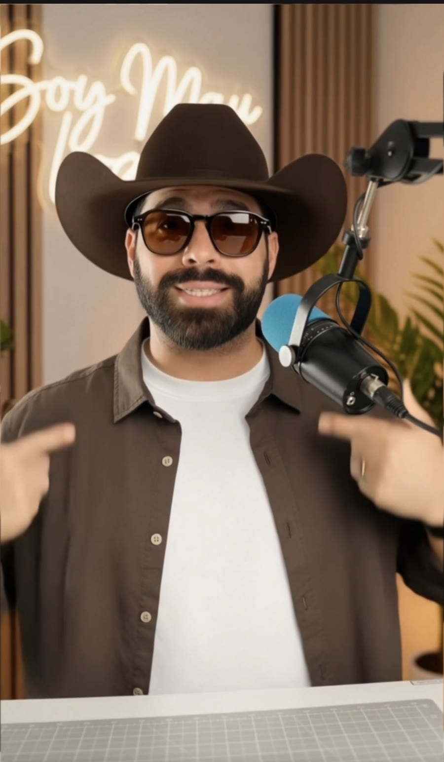 Resultado de un cambio de ropa y fondo en video con Seedance y Lovart
