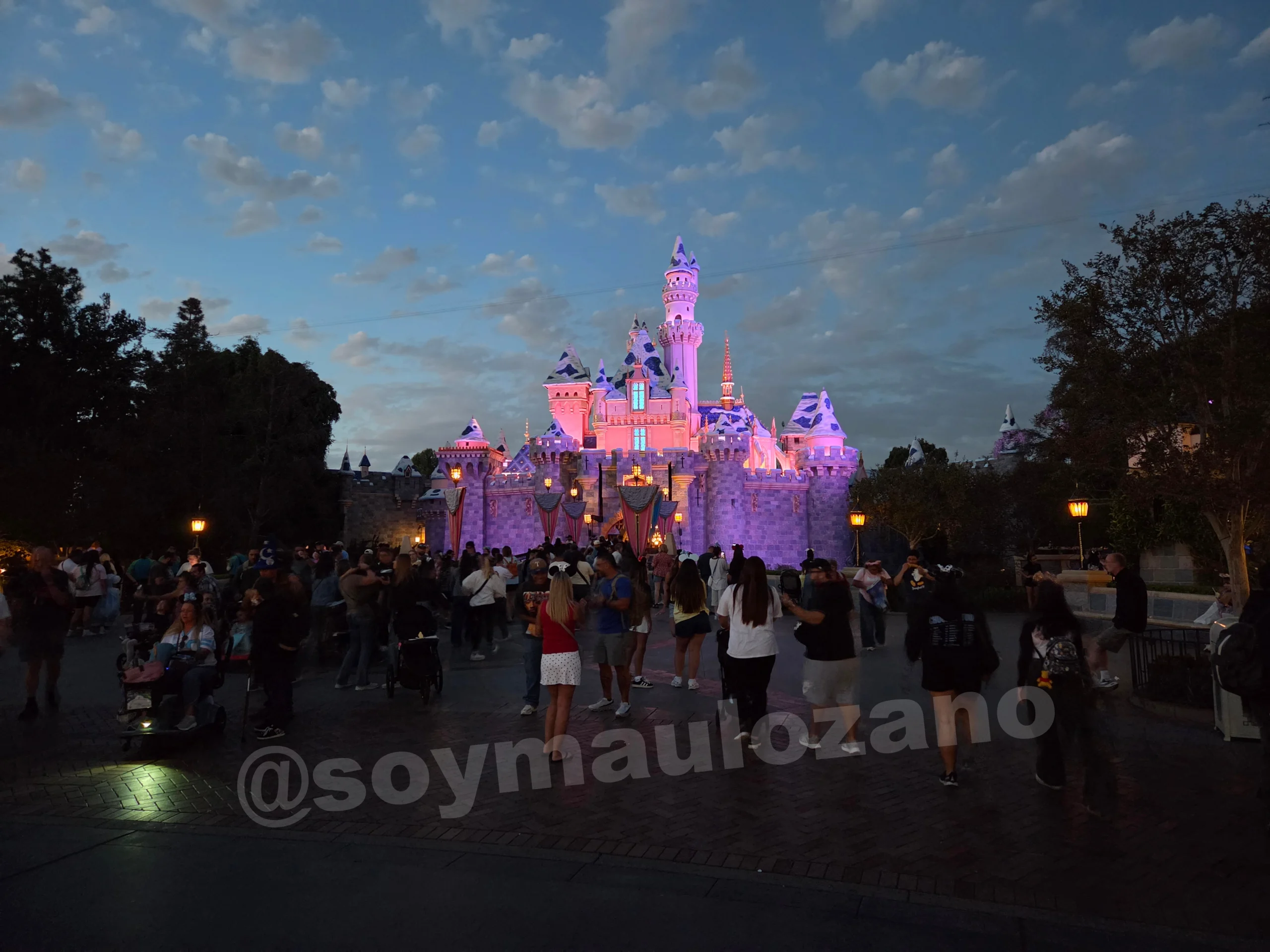 Castillo y visitantes del parque al atardecer tomada con Galaxy Z Fold 8.