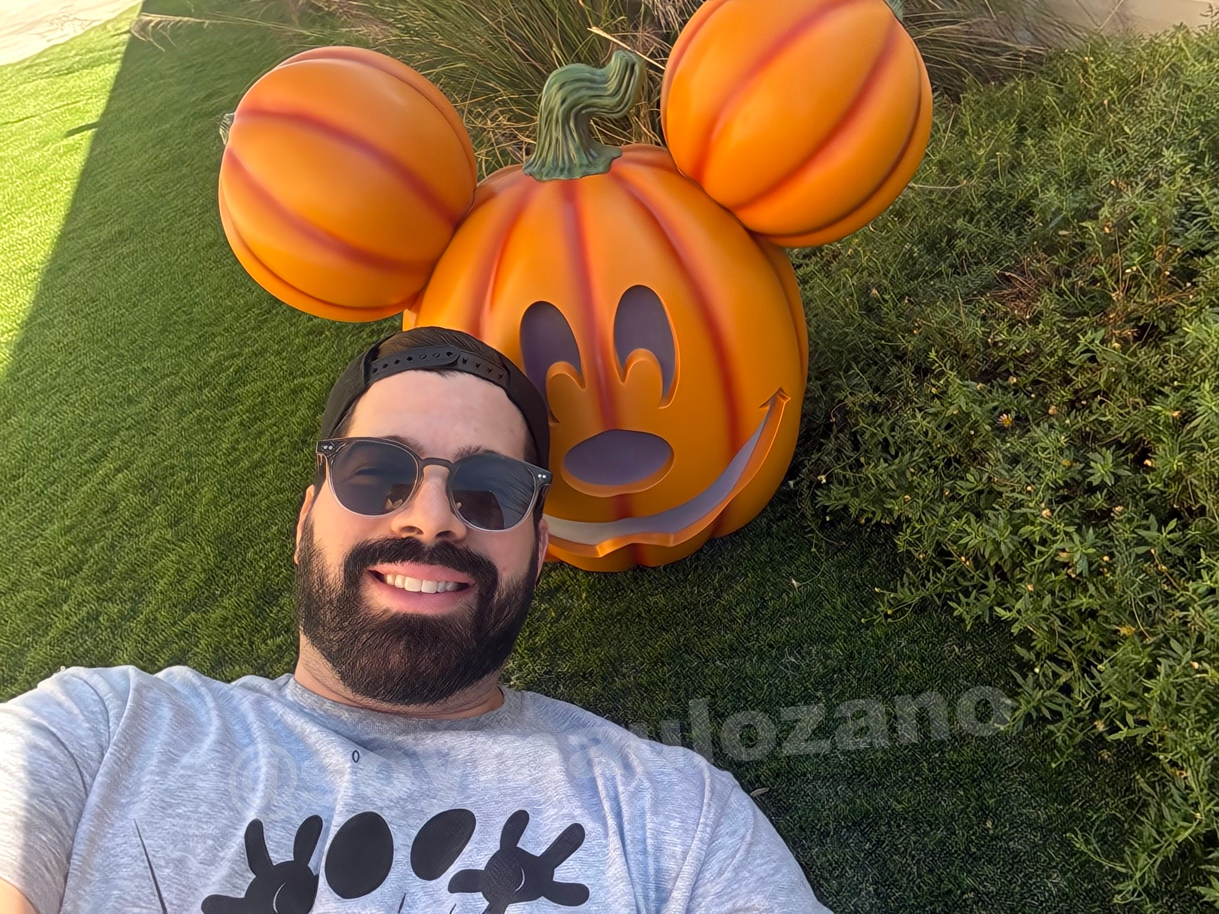 Mau junto a una calabaza en el patio de su casa, muestra de cámara interna tomada con iPhone Duo.