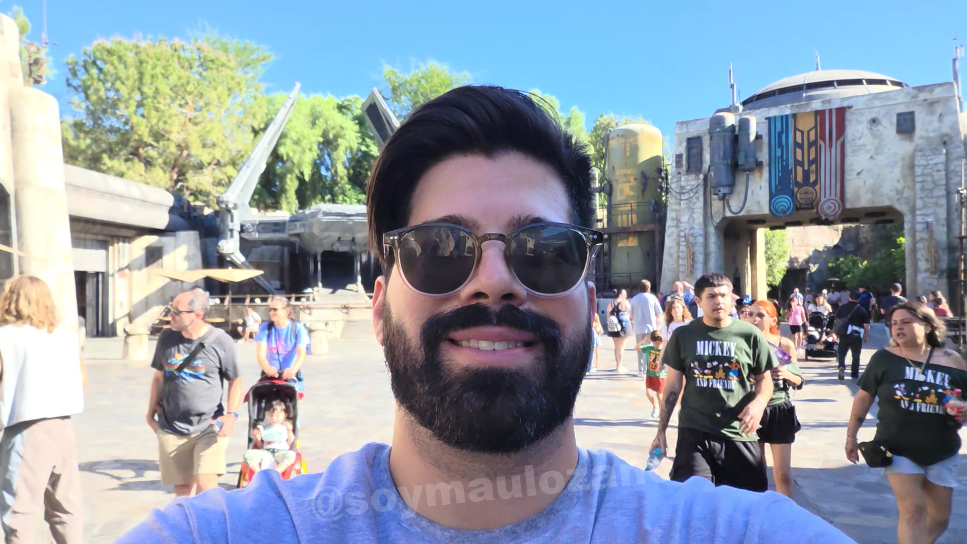 Fotograma de video selfie diurno con Galaxy Z Fold 8, extraído alrededor del segundo 2.265.