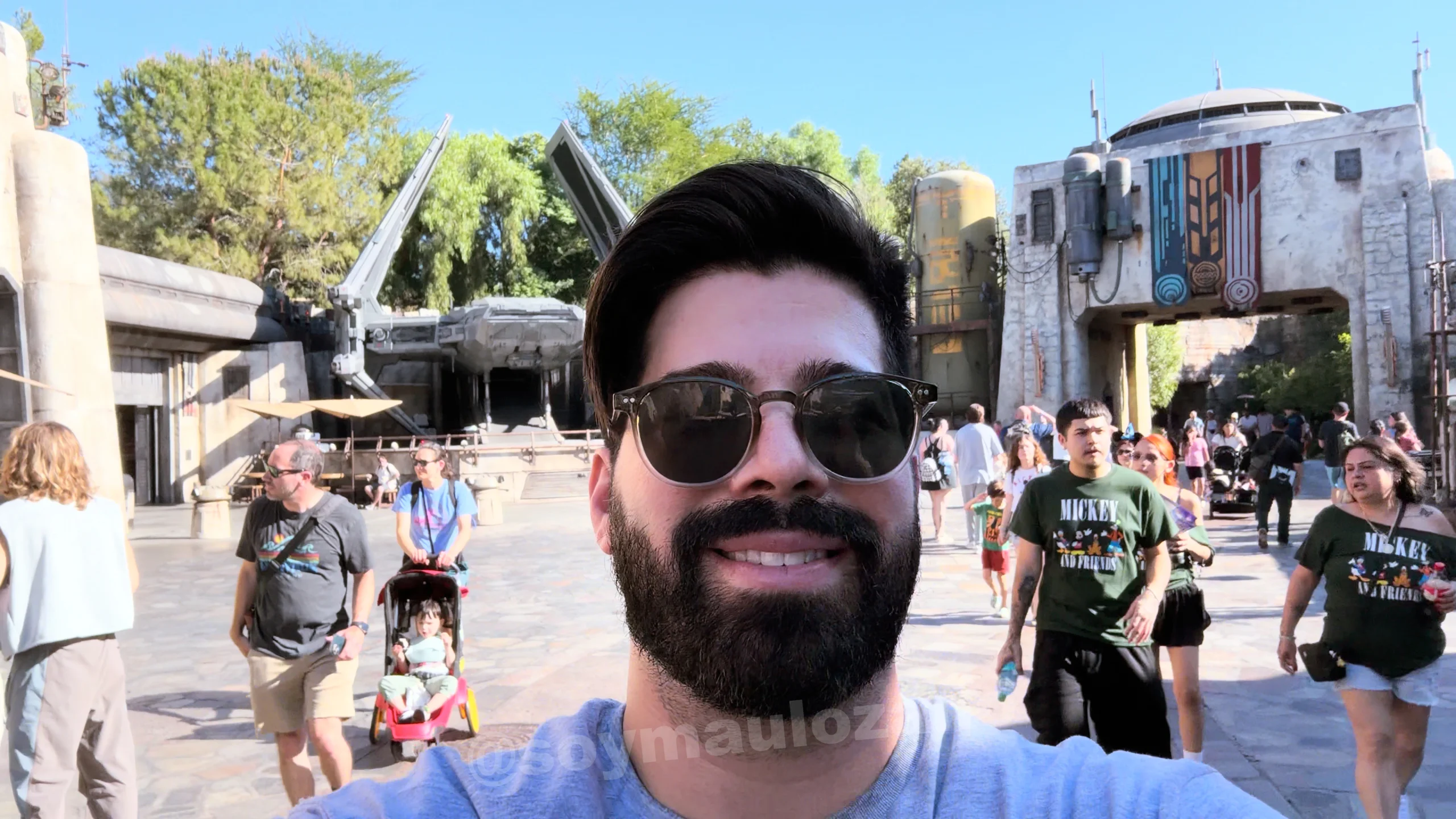 Fotograma de video selfie diurno con iPhone Duo, extraído alrededor del segundo 3.
