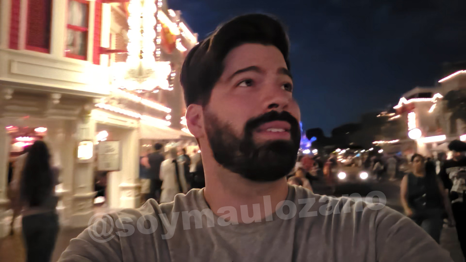 Fotograma de video selfie nocturno con Galaxy Z Fold 8, extraído alrededor del segundo 9.267.