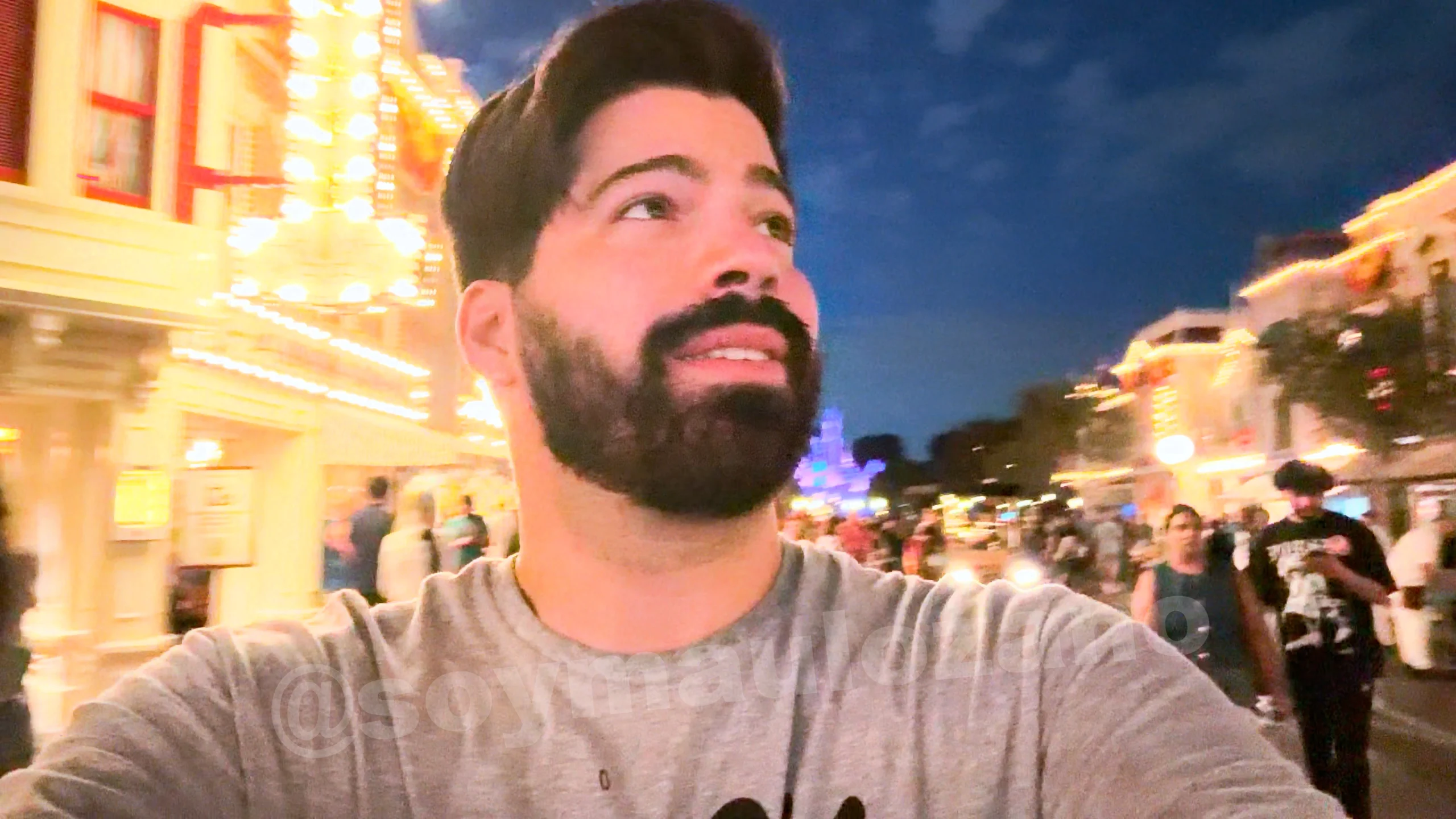 Fotograma de video selfie nocturno con iPhone Duo, extraído alrededor del segundo 10.025.