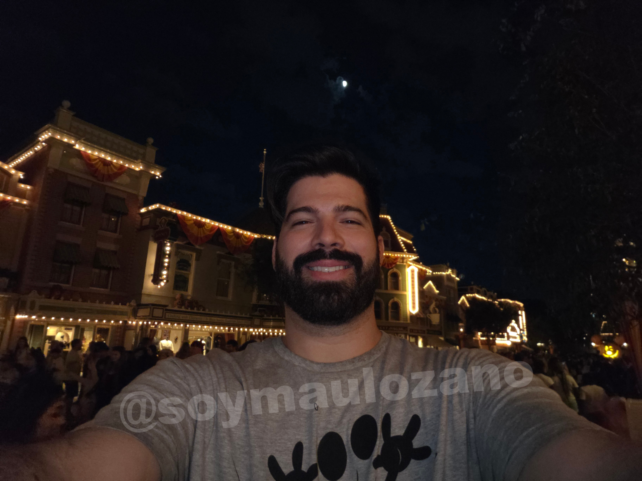 Selfie nocturna de Mau con luces del parque al fondo tomada con Galaxy Z Fold 8.