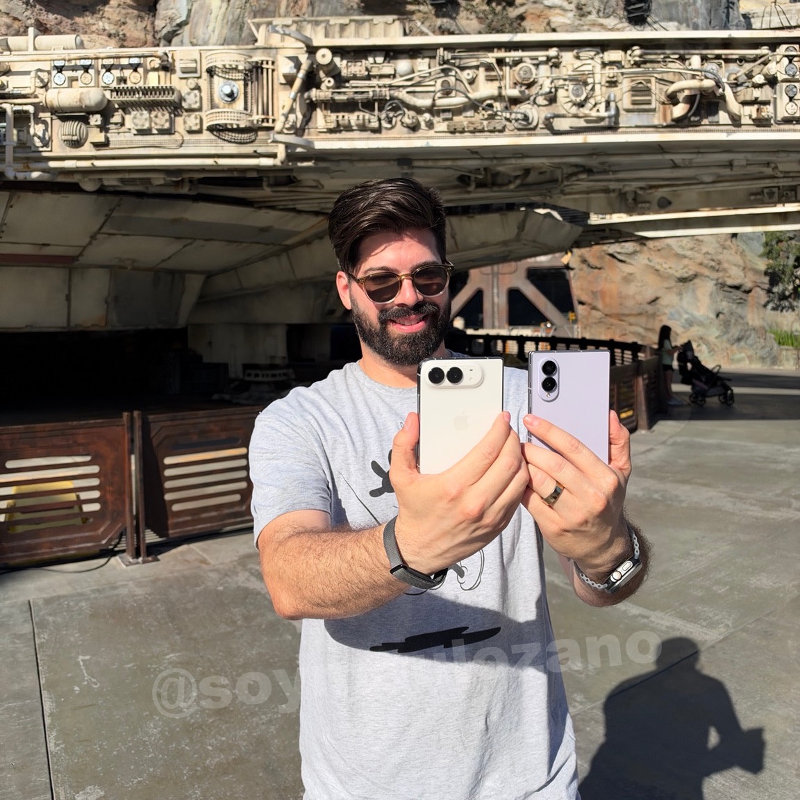 Mau Lozano sostiene un iPhone Duo y un Galaxy Z Fold 8 frente a la zona Star Wars de Disneyland