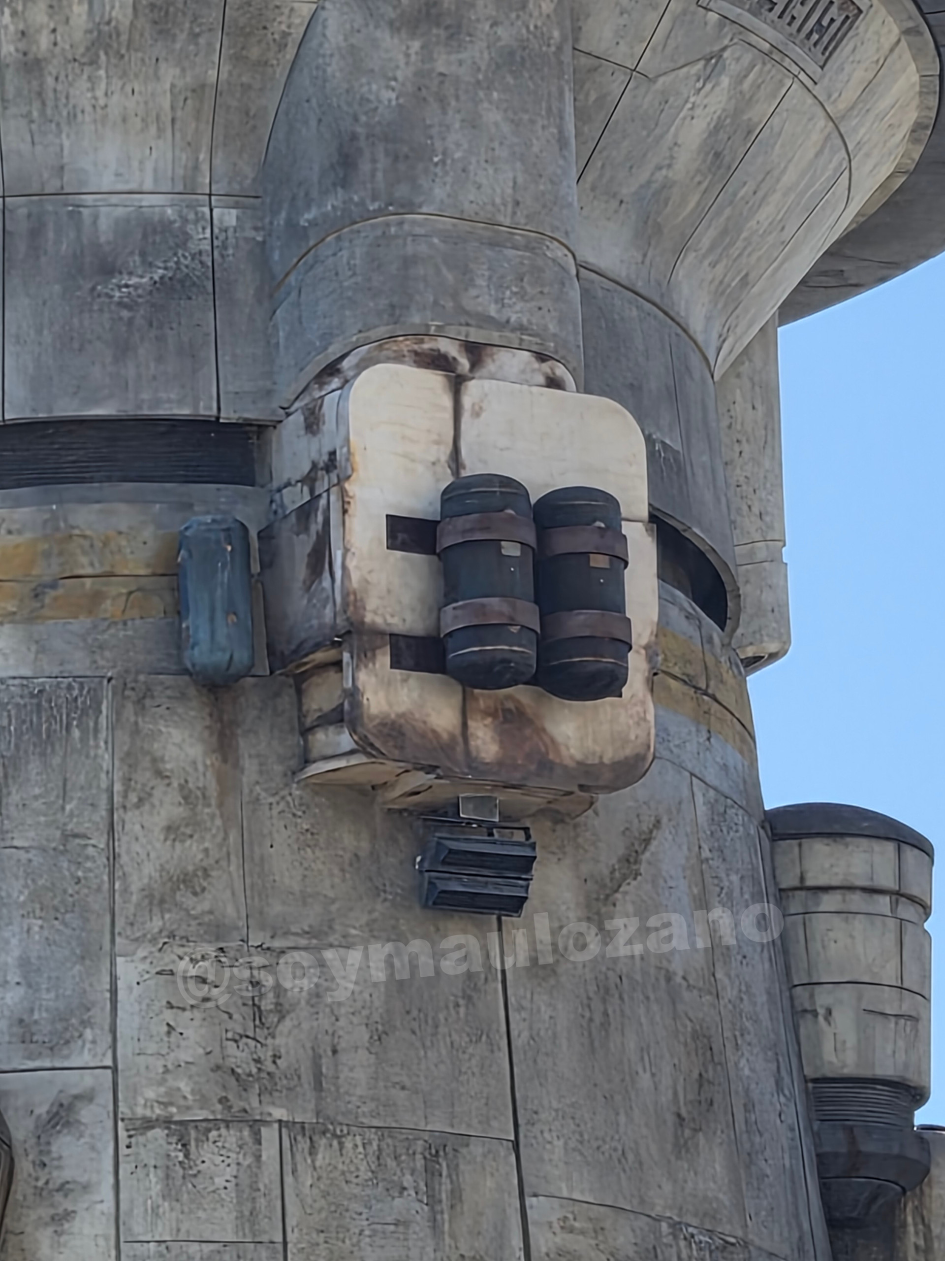 Dos cilindros oscuros y rejilla montados en la torre tomada con Galaxy Z Fold 8.